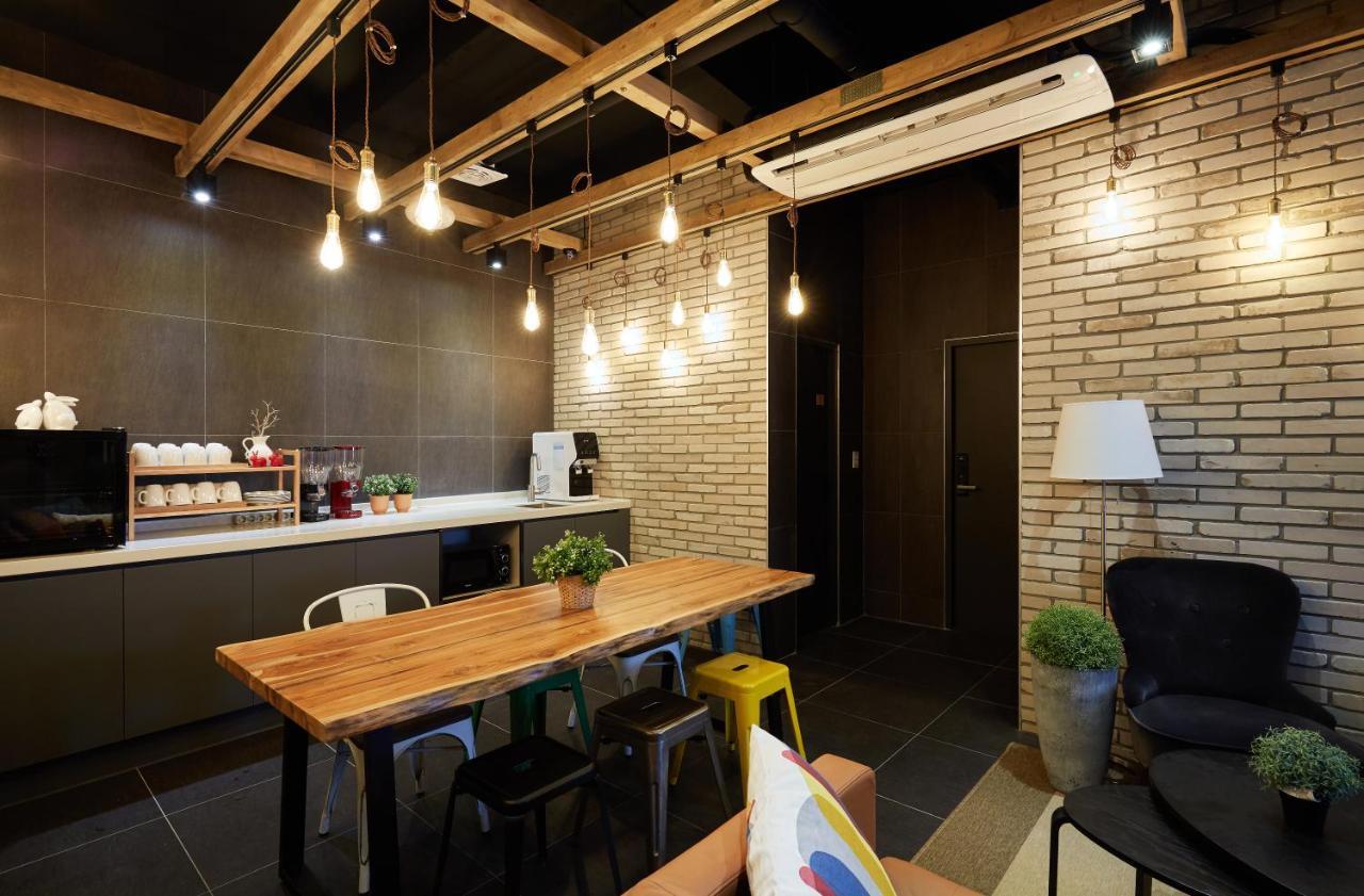 Hostel Cleo Seoul Hongdae Экстерьер фото